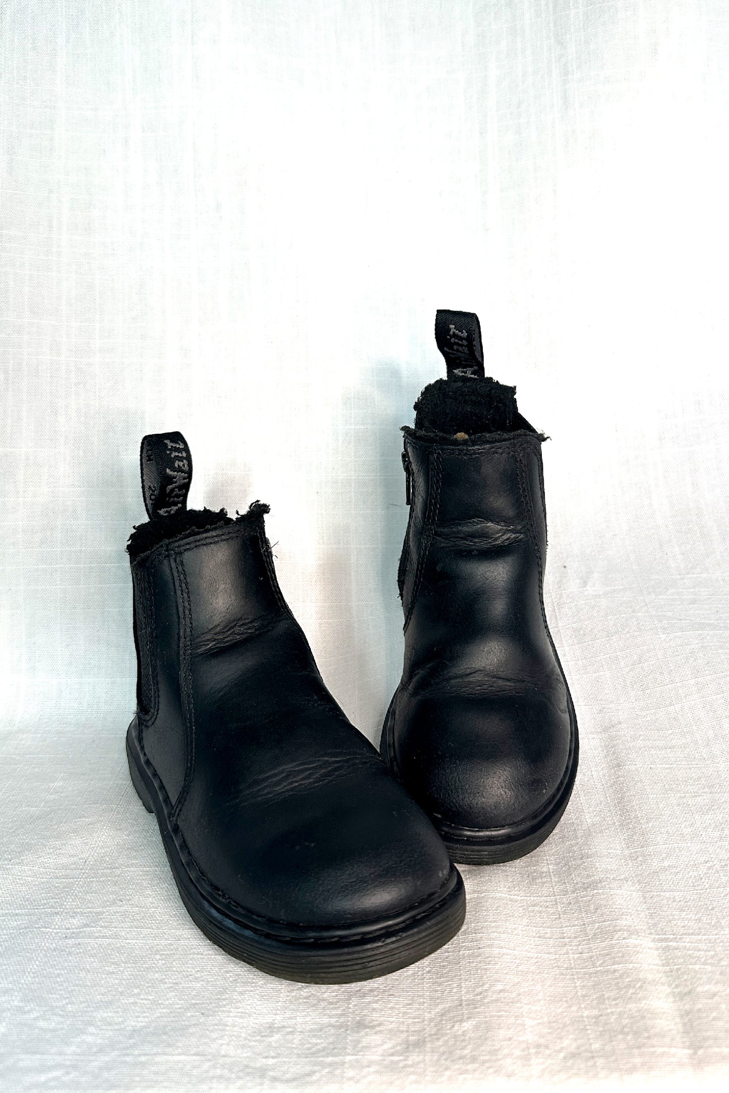 MINI: DR. MARTENS 2976 LEONORE FAUX FUR LINED CHELSEA BOOTS