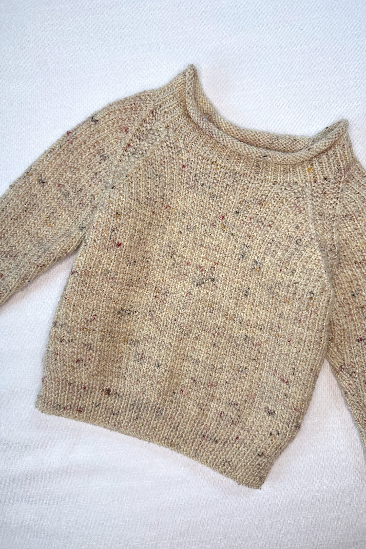 MINI: HAND-KNITTED BEIGE SPECKLE RAGLAN SLEEVE JUMPER