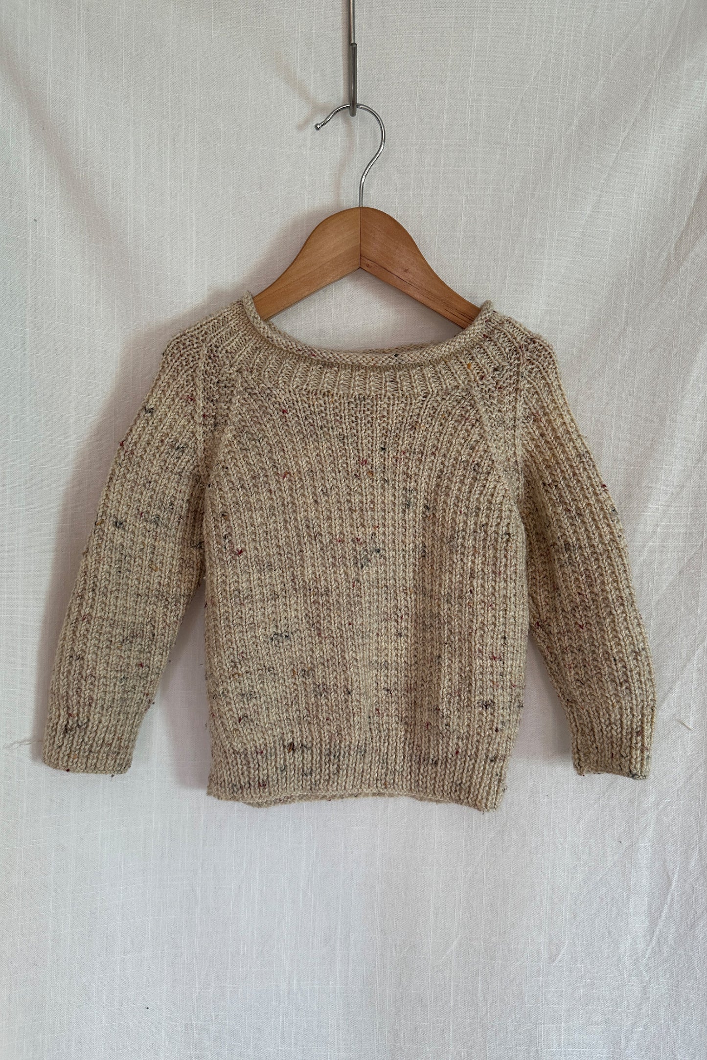 MINI: HAND-KNITTED BEIGE SPECKLE RAGLAN SLEEVE JUMPER