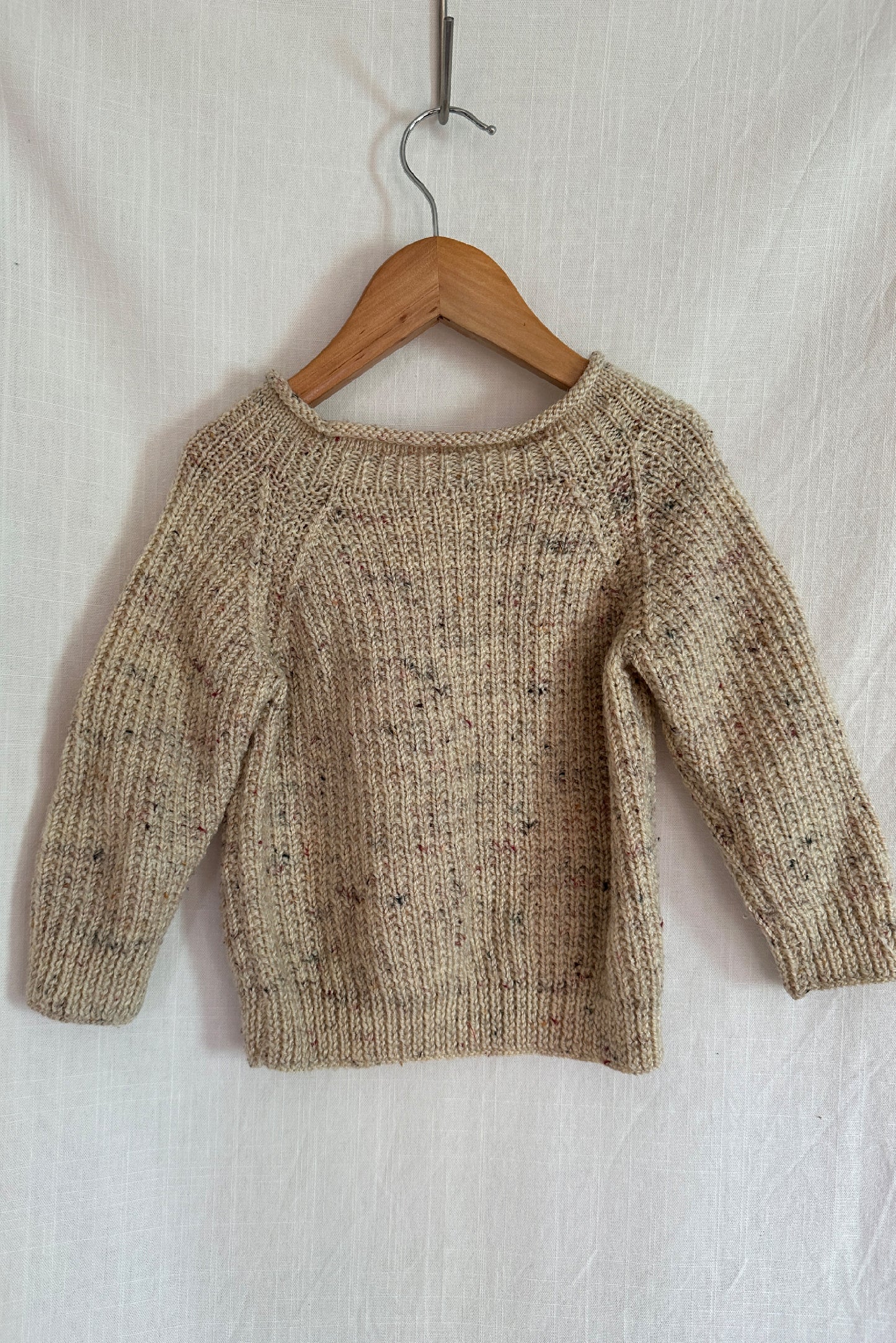 MINI: HAND-KNITTED BEIGE SPECKLE RAGLAN SLEEVE JUMPER