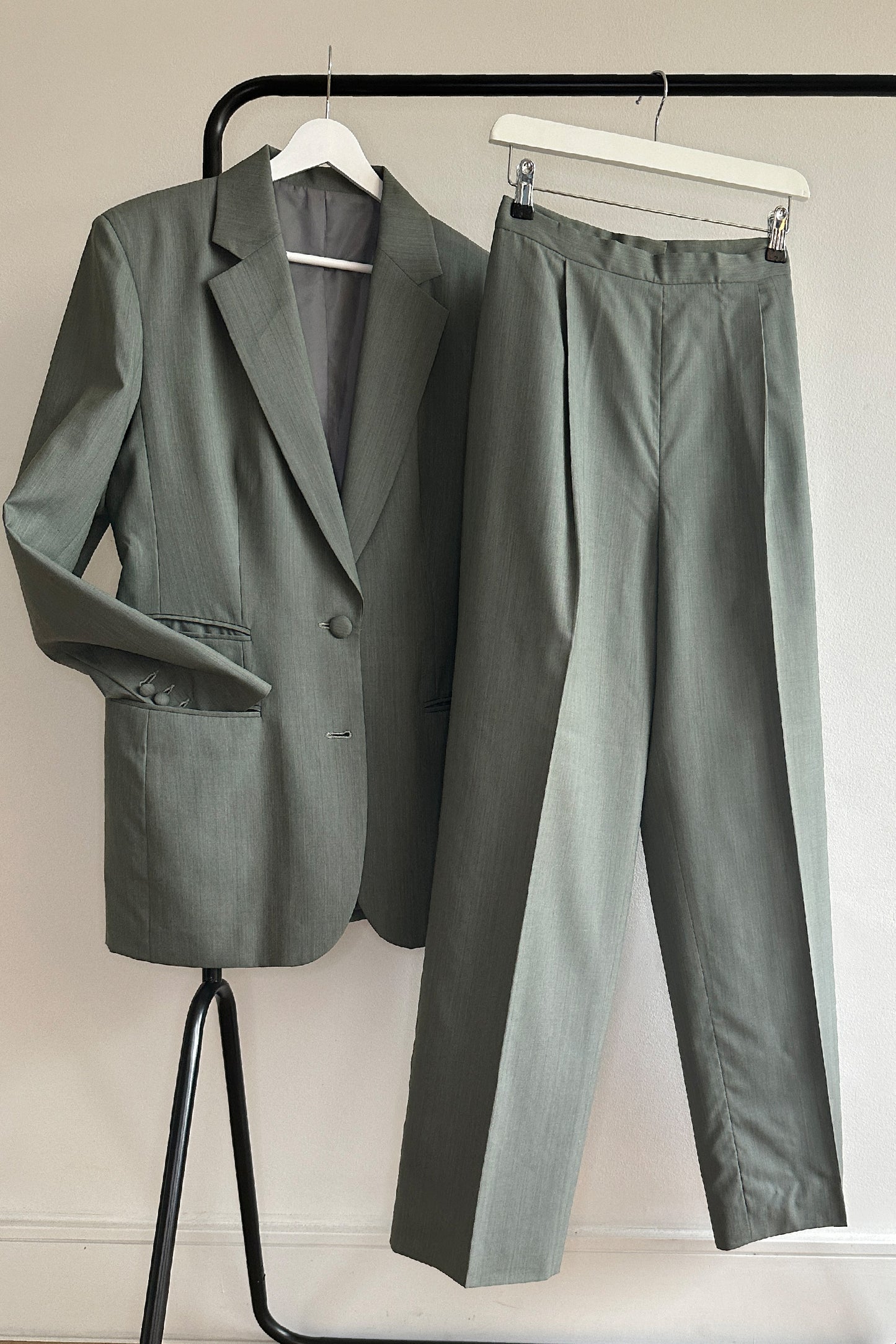 RENT: VINTAGE TAILORED HIGH-WAIST TROUSER SUIT — from £39.75 per week